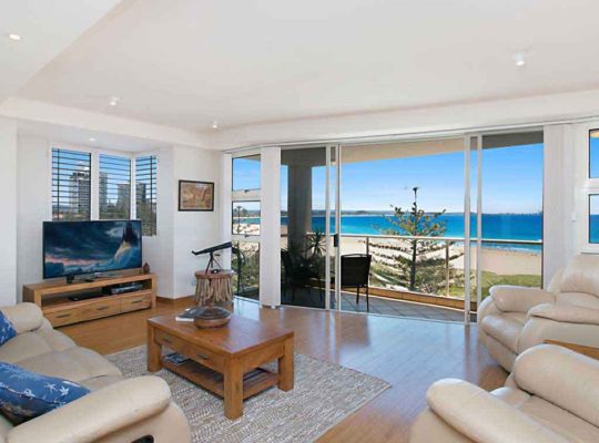 قصر مع مسبح خاص وحديقة ذات مناظر طبيعية