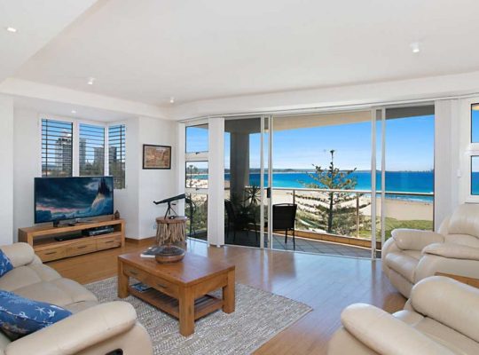 قصر مع مسبح خاص وحديقة ذات مناظر طبيعية