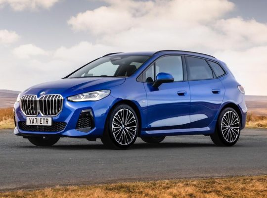 سيارة بي إم دبليو الفئة الثالثة الرياضية والأنيقة للبيع