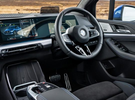 سيارة بي إم دبليو الفئة الثالثة الرياضية والأنيقة للبيع