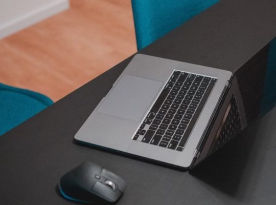 ماك بوك M2 للبيع القوة والأناقة في جهاز واحد