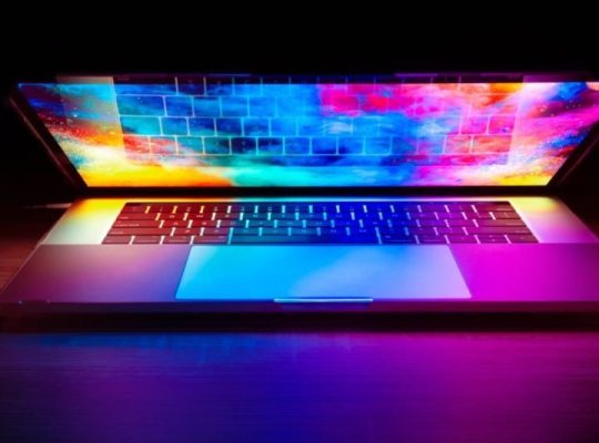 ماك بوك M2 للبيع القوة والأناقة في جهاز واحد